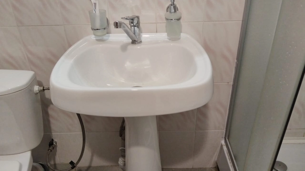 Запах из унитаза и раковины: как я нашла протечку и устранила её без вызова сантехника — делюсь копеечным методом