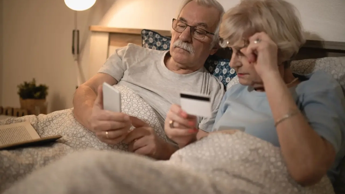 Пенсионеров предупредили: деньги на карте исчезнут на 24 часа. Вот как спасти сбережения