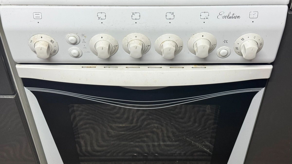 Часами оттирала ручки плиты щеткой, пока не узнала этот способ — теперь они блестят за 15 минут