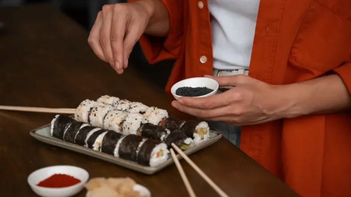 Что делать с вчерашними суши? Нашла простой способ "реанимировать" роллы и сделать их безопаснее