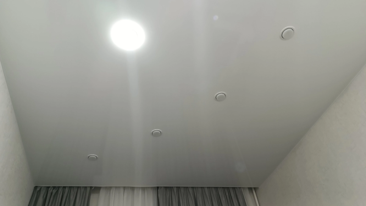 Как и чем мыть натяжной потолок в домашних условиях без разводов — запомните раз и навсегда