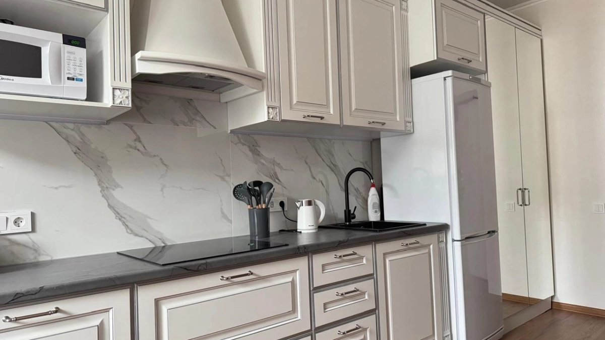 Покупать новый кухонный гарнитур уже не модно: мне предлагали новую кухню за миллион, а я спасла свою старую за 5 тысяч — рассказываю как