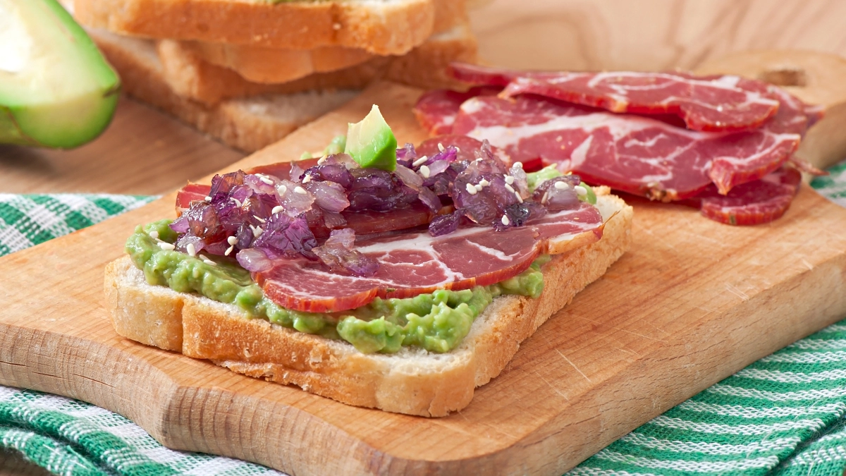 Магазинная колбаса в прошлом: домашнее мясо для бутербродов, сочное и без консервантов