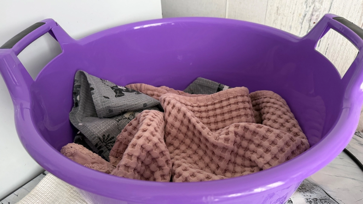 Перестала тратить силы на кухонные полотенца: все, что понадобится — хозяйственное мыло и пакет