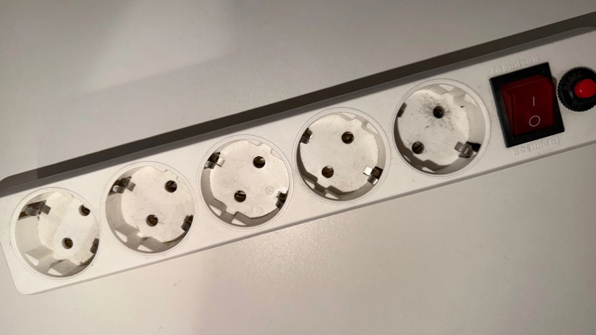 Спящий режим обходится дорого: сколько электричества крадут телевизор, компьютер и зарядки