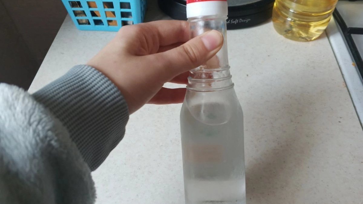 5 полезных лайфхаков с обычным уксусом: теперь экономлю на бытовой химии — от чистки сантехники до мытья полов