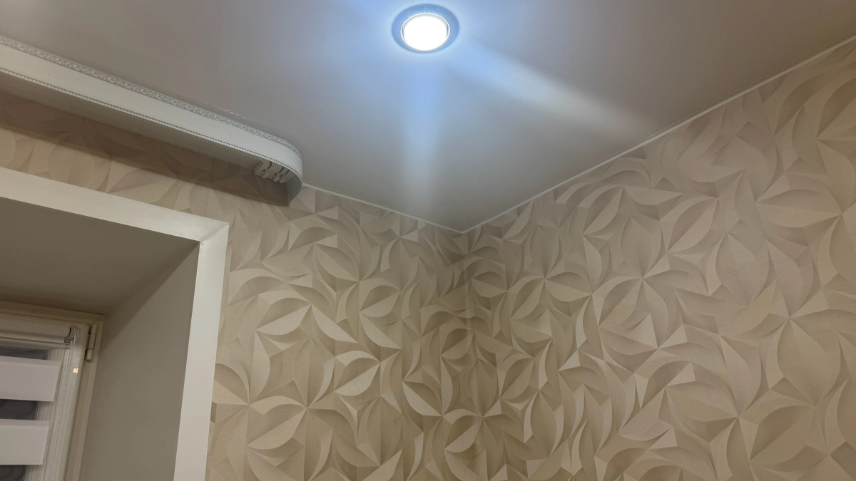 Пять лет — рубеж для натяжного потолка: скрытая грязь, плесень и как с ними бороться