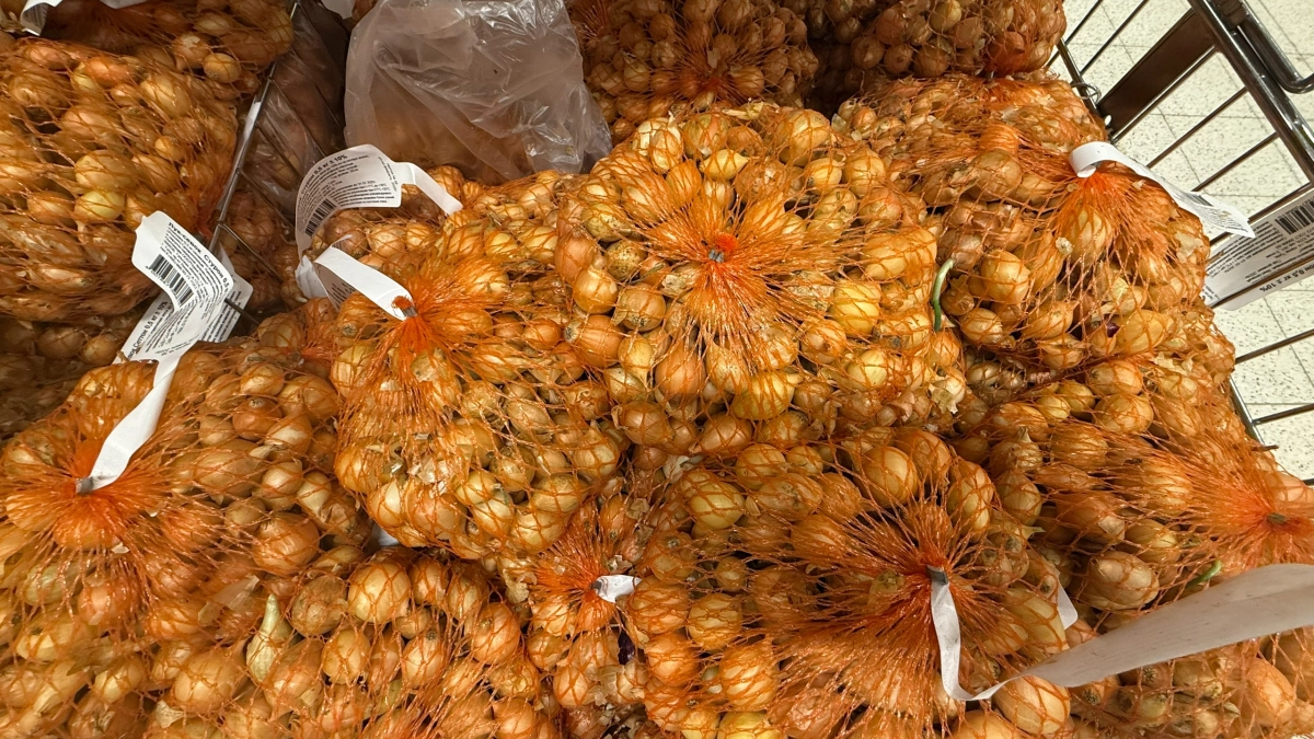  Соседка по даче удивилась, почему её лук болеет, а мой нет. Рассказала про содовый раствор — радуемся урожаю