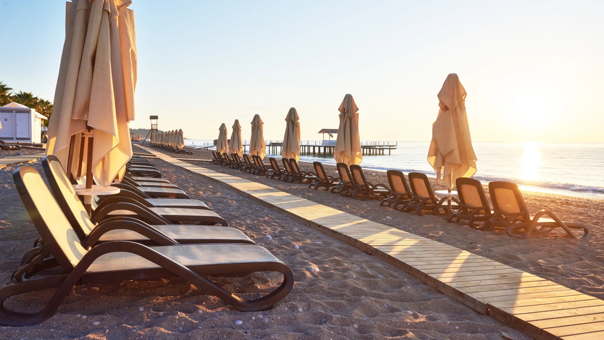 Без визы и переплат: где в Крыму увидеть итальянские бухты, исландские скалы и мальдивскую воду