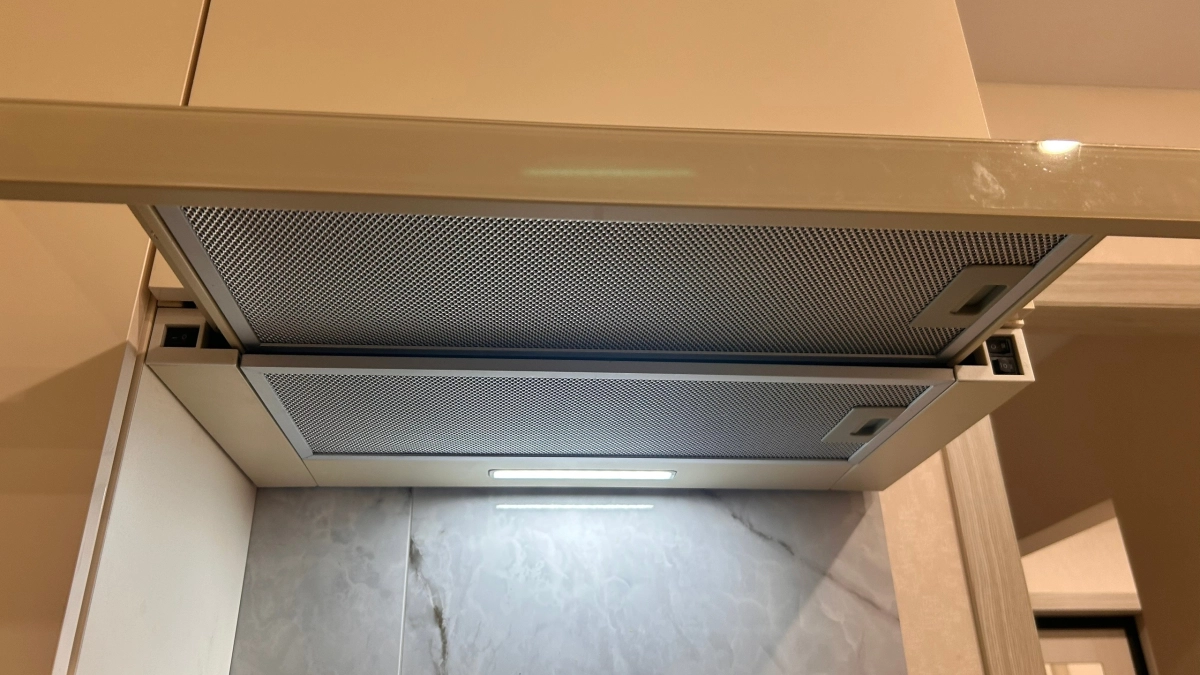 Как я за 10 минут отмыла вытяжку без единой химии: берём противень, кипяток и никакой магии — только жир сам отваливается