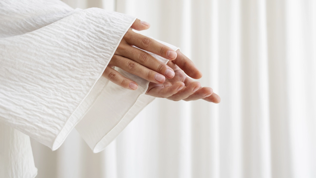 Японский маникюр вместо салона: почему женщины выбирают уход без покрытия