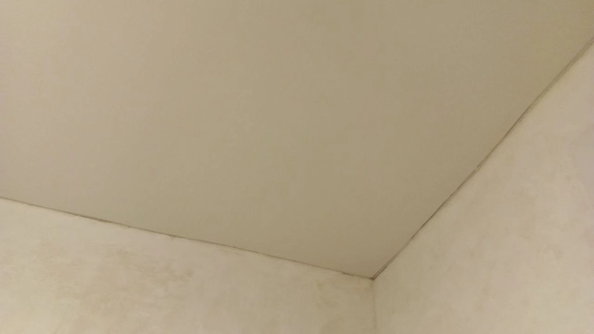 Перестала делать натяжные потолки — вот 3 причины, почему они бесят меня в современных интерьерах