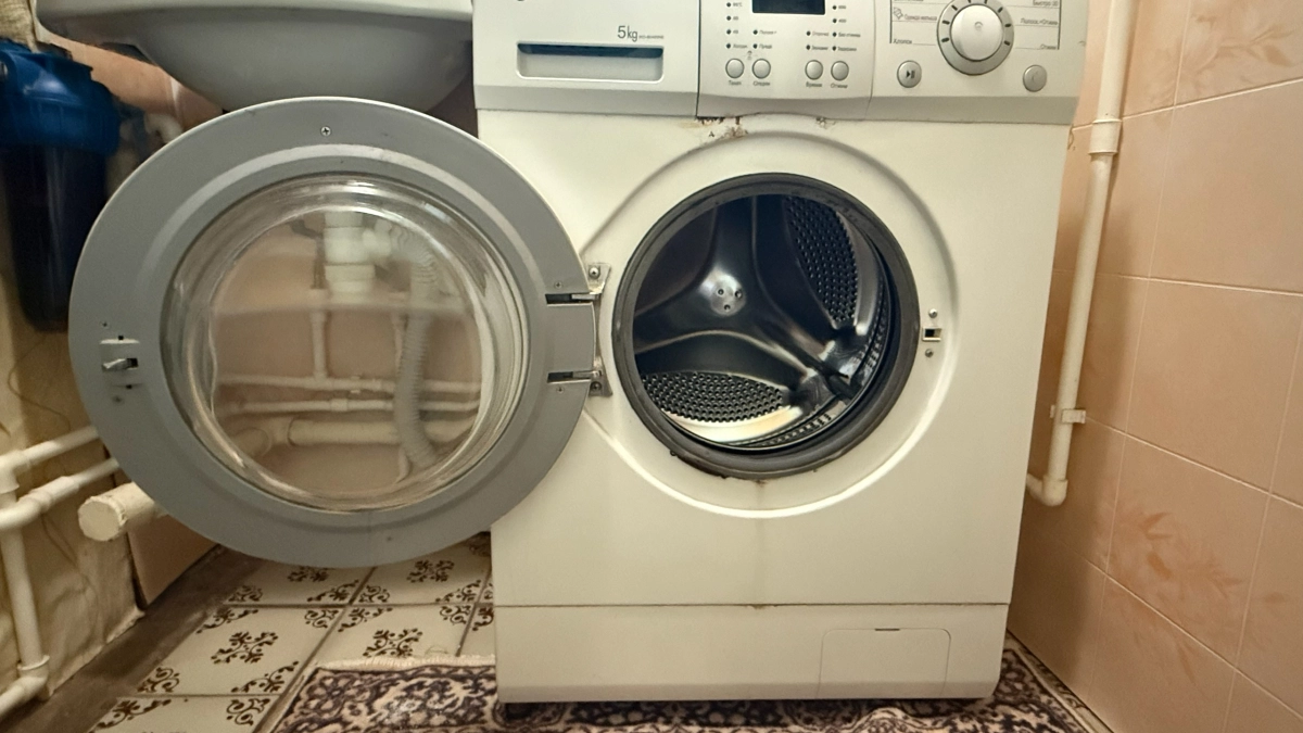 Как я за 15 минут успокоила прыгающую стиральную машину: проверила уровень, подкрутила ножки и купила резиновые подставки за 300 рублей