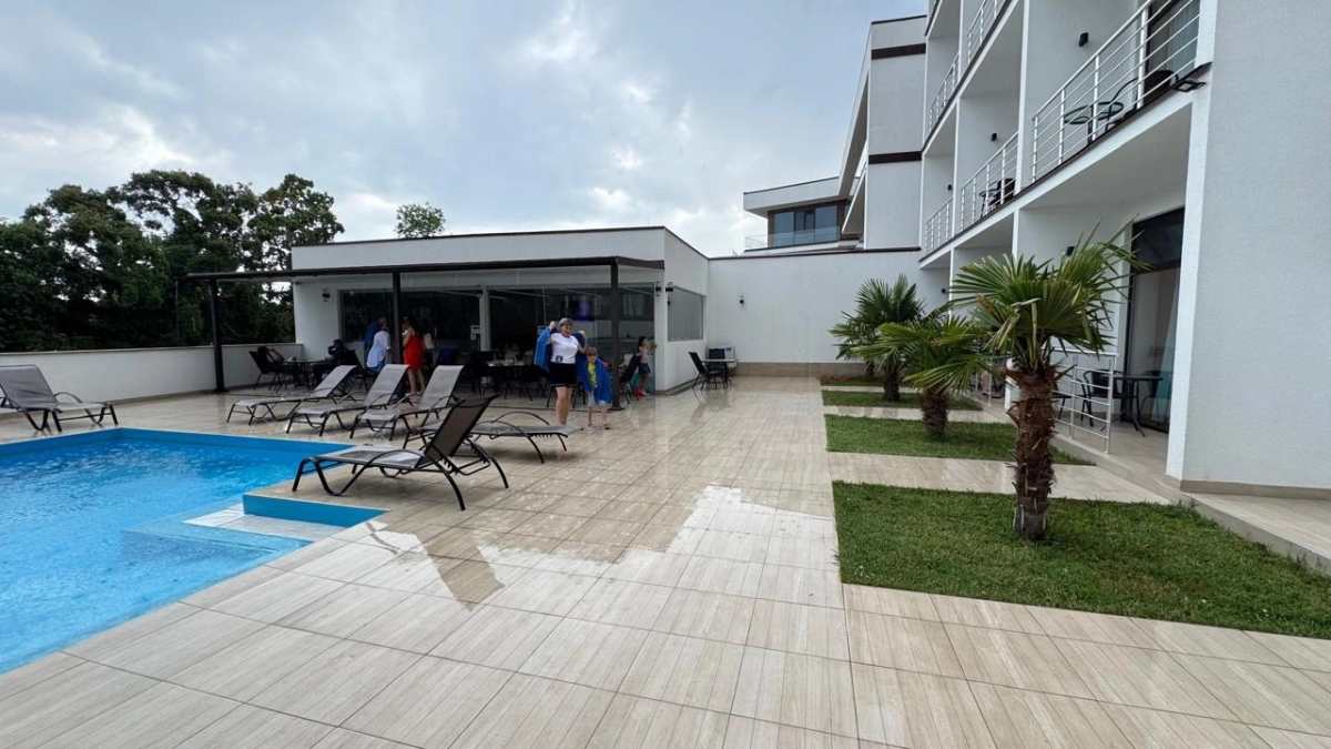 Отдых без потерь: сайты-двойники, фальшивые хозяева и такси с золотым счётом — схемы мошенников на юге