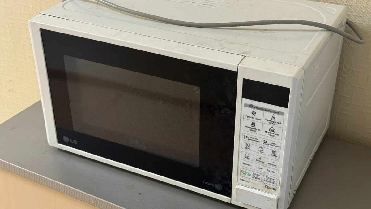 Чистка микроволновки без губки и химии: паровая обработка за 4 минуты и раствор для «сухой мойки»
