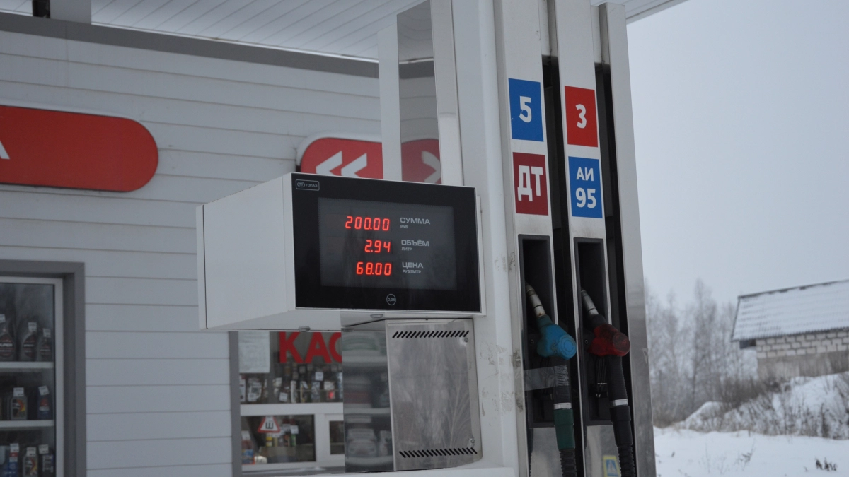 Нововведения на АЗС с мая: безналичный приоритет, запрет телефонов и предоплата