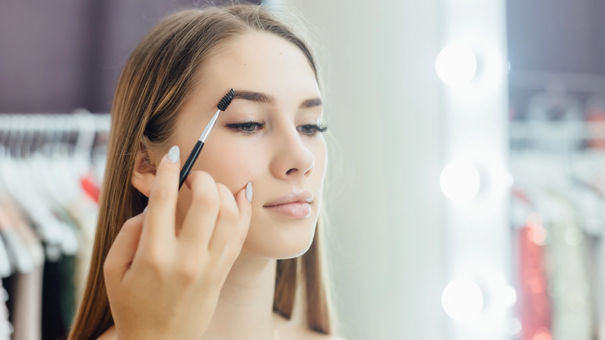 Хитрый макияж вместо хирургии: карандаш для бровей открывает глаза после 40