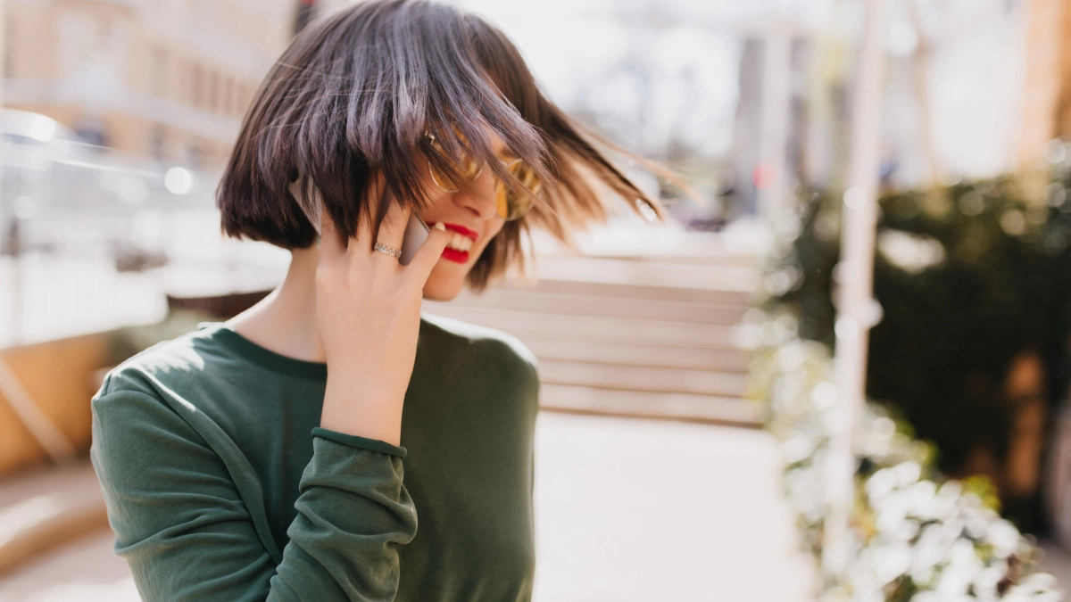 Стрижки после 60 с лифтинг-эффектом: 12 вариантов для тонких волос, которые добавят пышность