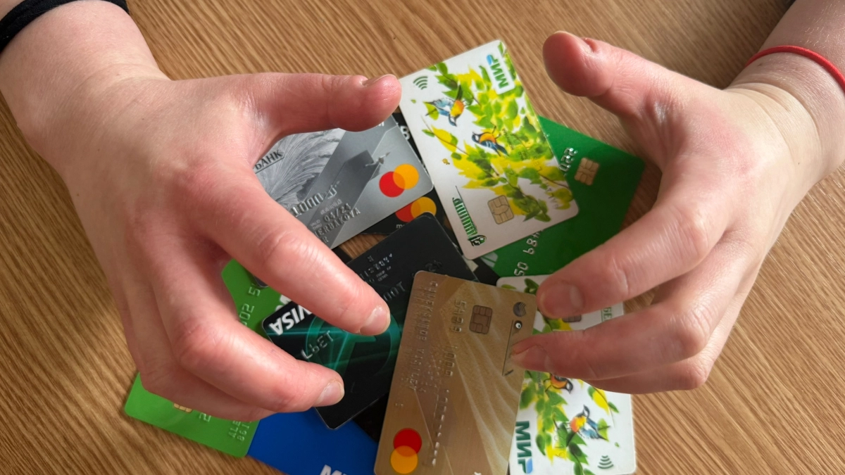 Почему до мая стоит заранее снять деньги с банковских карт — 3 главные причины