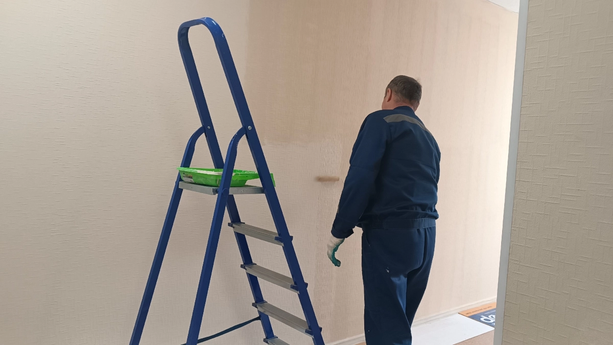 Штукатурить стены под покраску дорого — дешевле и быстрее натянуть стены: как скрыть кривизну и сэкономить на ремонте