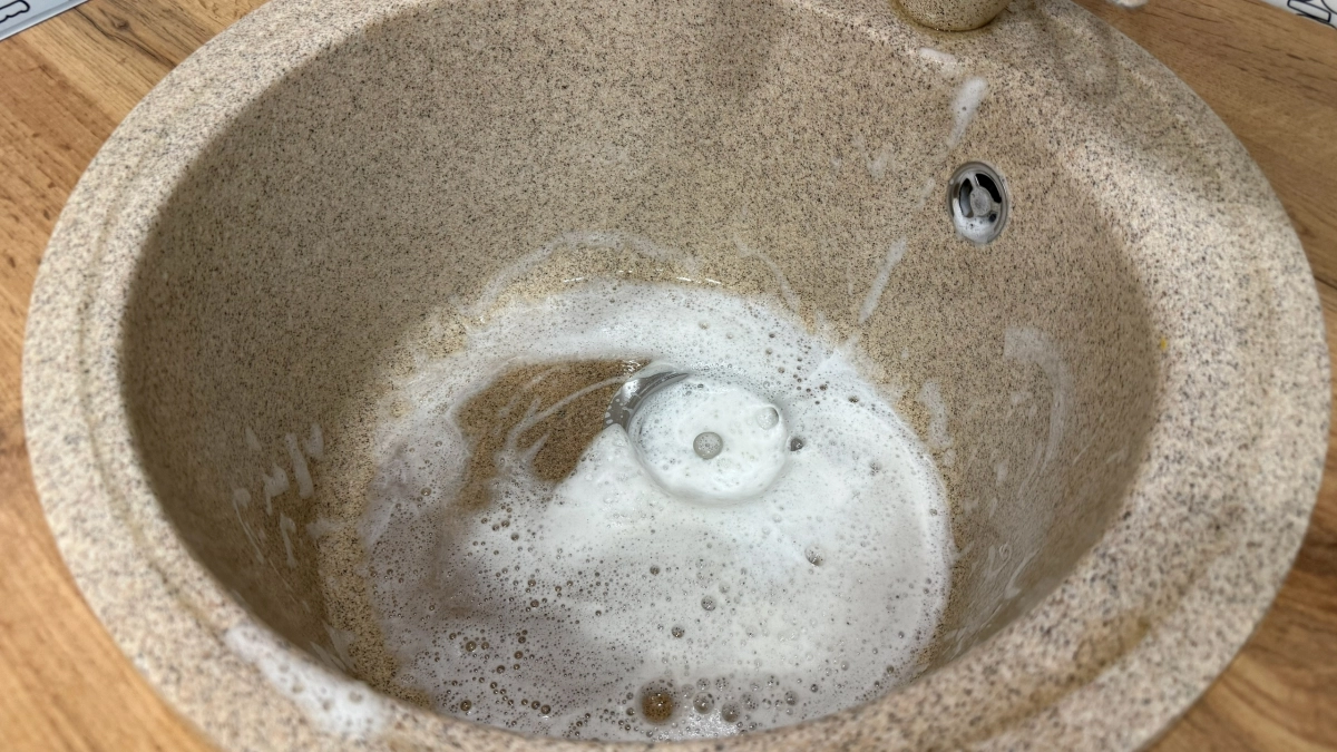 Больше не покупаю дорогую химию для труб: сантехник показал средство за 10 рублей — вода ушла за 5 секунд