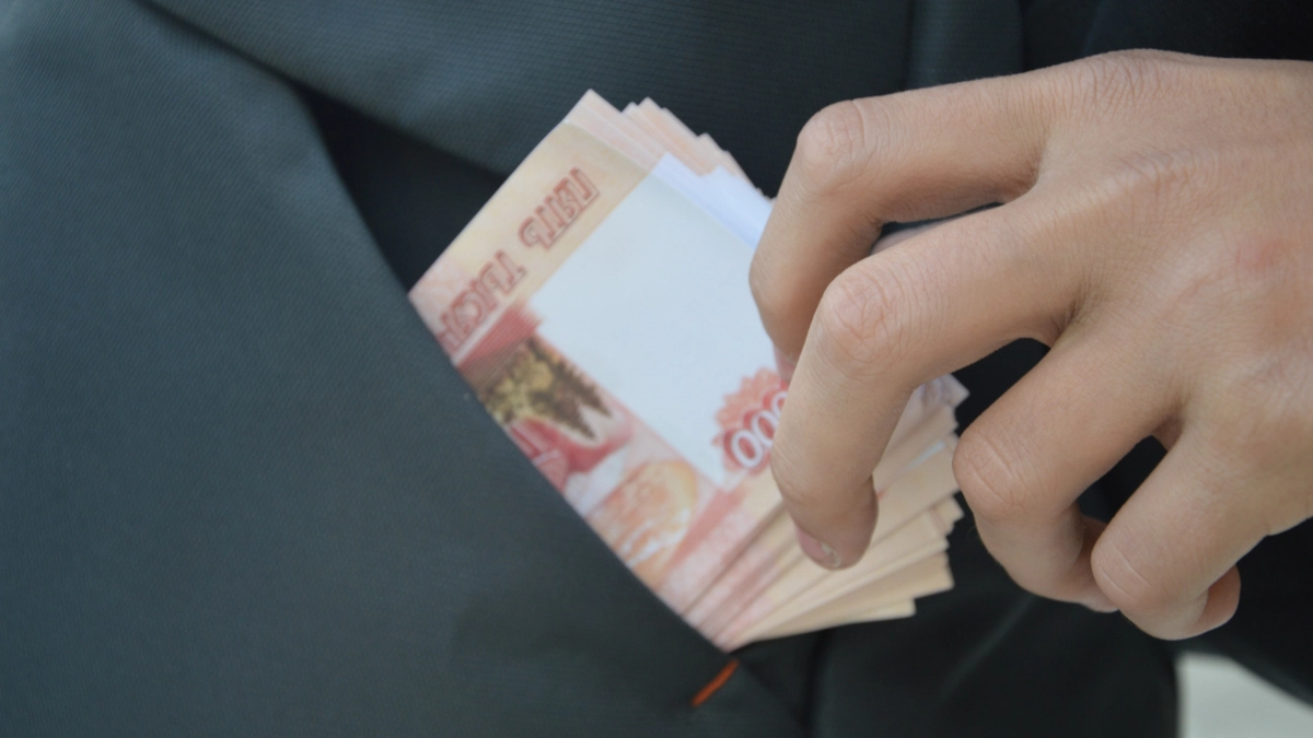 Отдыхаем в мае, но сколько получим: как праздники повлияют на зарплату в 2026 году