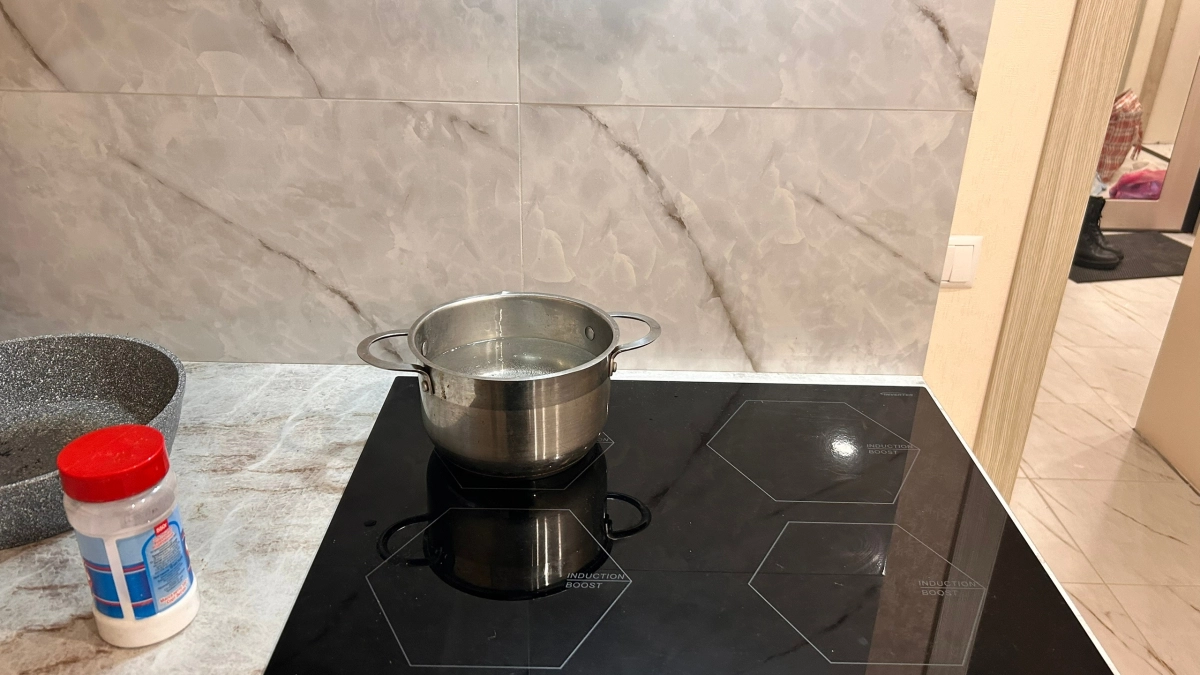 Разводы на плите бесят: нашла лайфхак с нашатырем, о котором молчат в магазинах бытовой химии