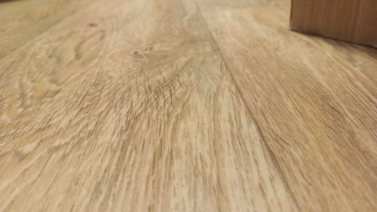 Положила ламинат на кухне и пожалела через год: сравнила 3 покрытия и выбрала то, что не царапается