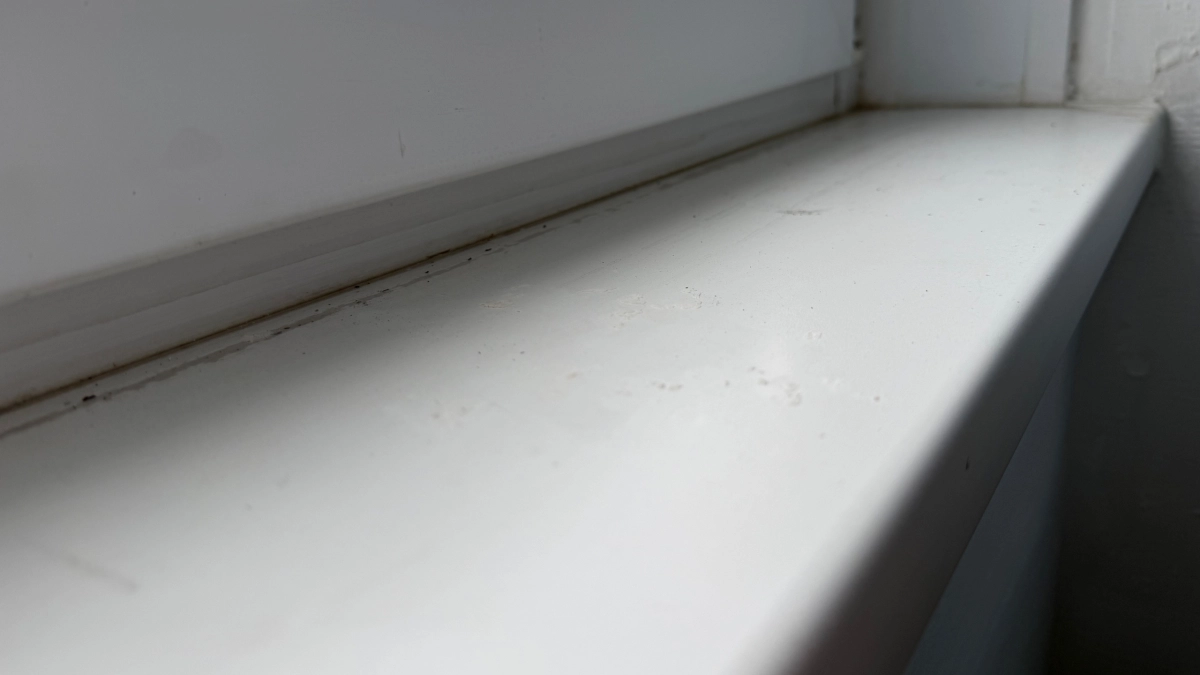 Перепробовала десяток средств: нашла 3 работающих способа отмыть подоконник до скрипа за 5 минут 