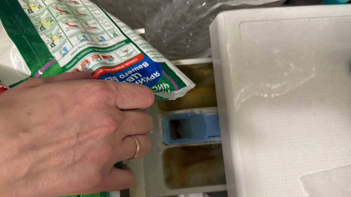 Всю жизнь делала это неправильно: куда нужно засыпать стиральный порошок — в порошкоприёмник или барабан