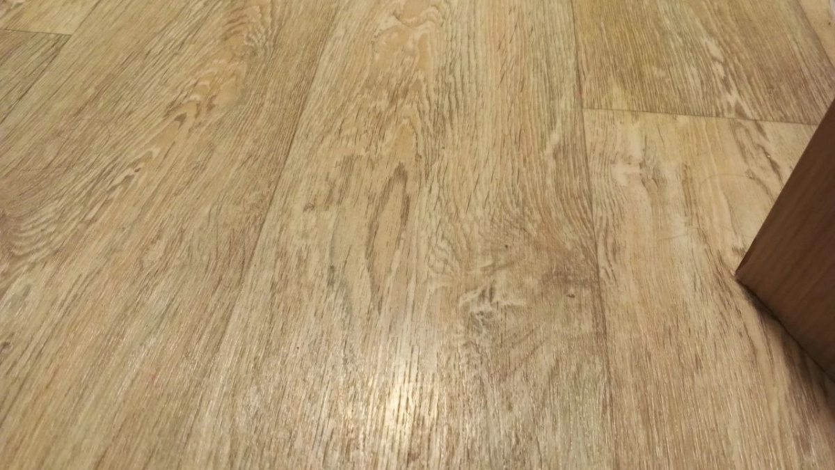 Уложила 30 квадратов пола за день без помощи мужа: вот чем заменила ламинат — эта вещь реально экономит время