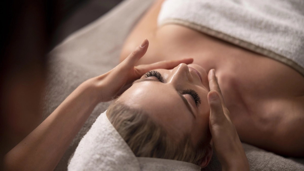 Брыли без уколов: 4 рабочие техники, которые поднимут овал лица в домашних условиях