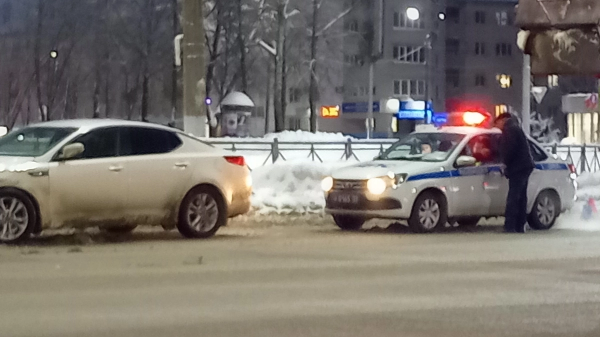 ГАИ просит телефон: что могут проверять и когда нужны понятые