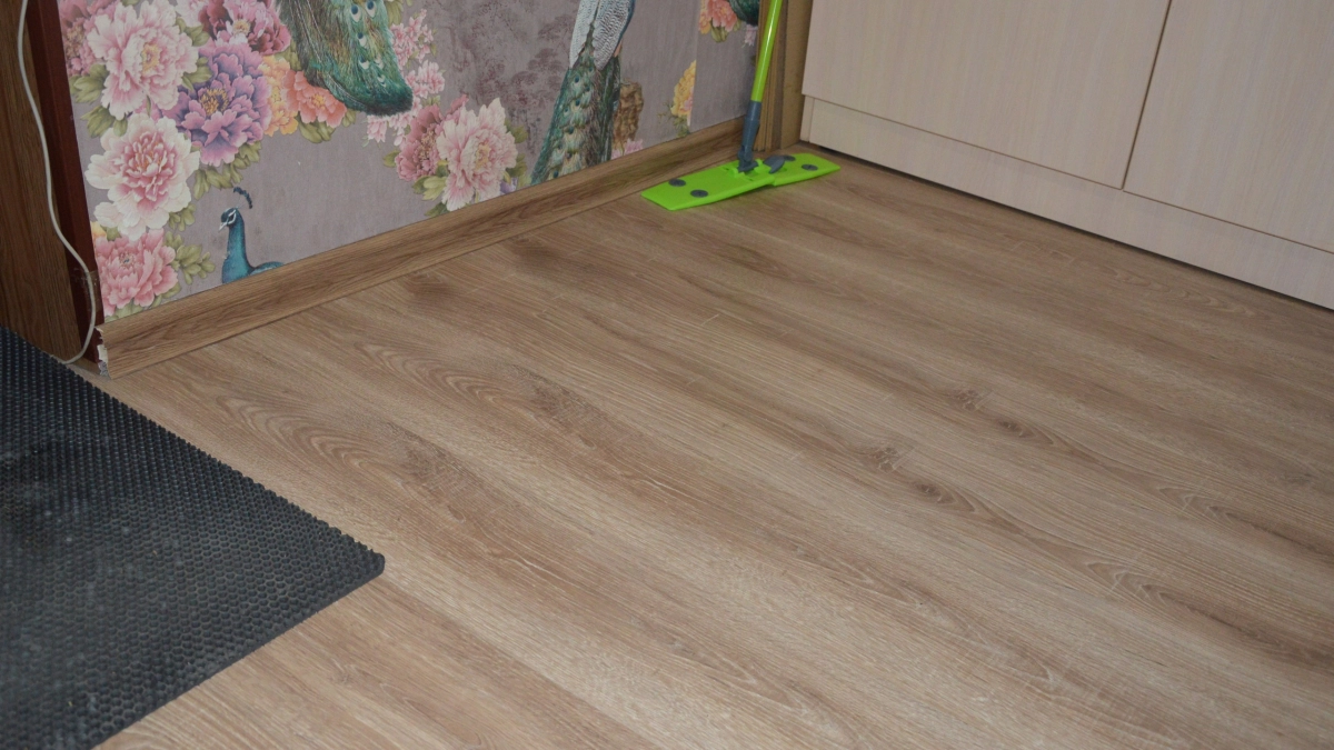 Вернула блеск старому линолеуму за полчаса — рассказываю, какие средства для этого нужны и как отмыть пол раз и навсегда