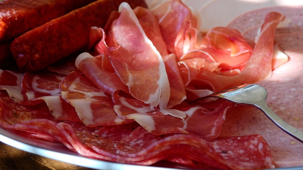 В Воронежской области конфисковали 310 кг опасной мясной продукции