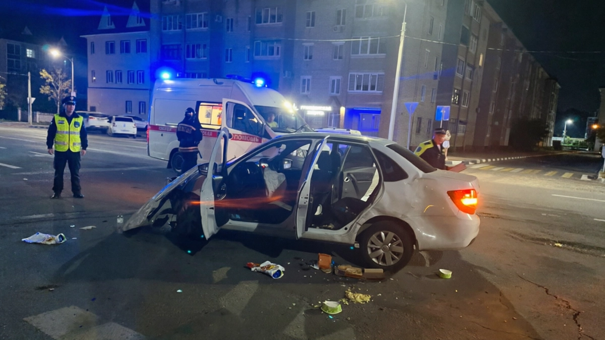 SITRAK и Volkswagen Polo столкнулись на проспекте Патриотов в Воронеже