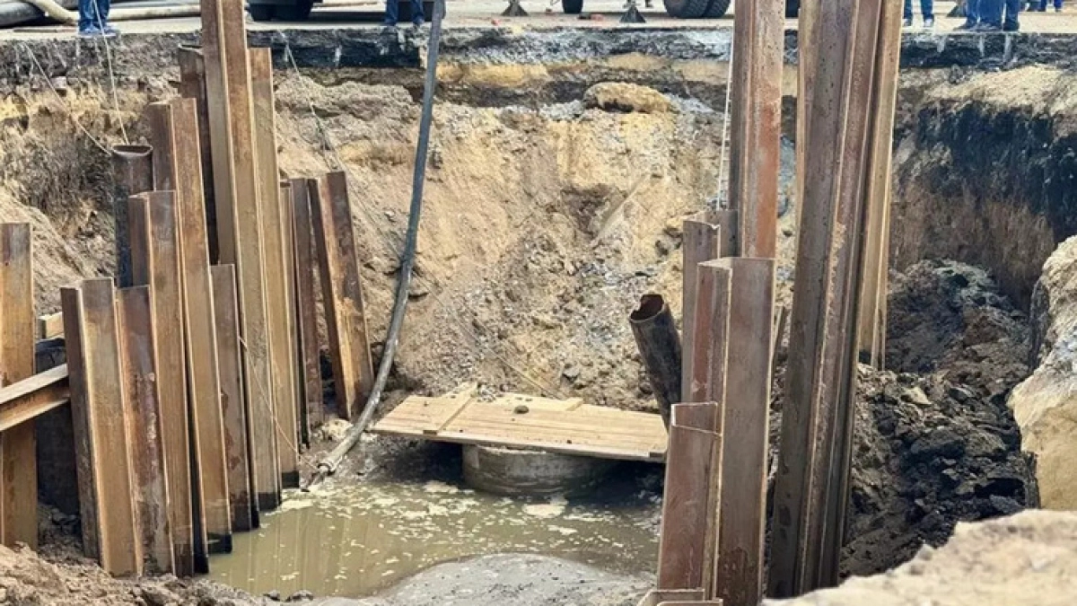 В Левобережном районе Воронежа продолжается замена аварийного участка водовода