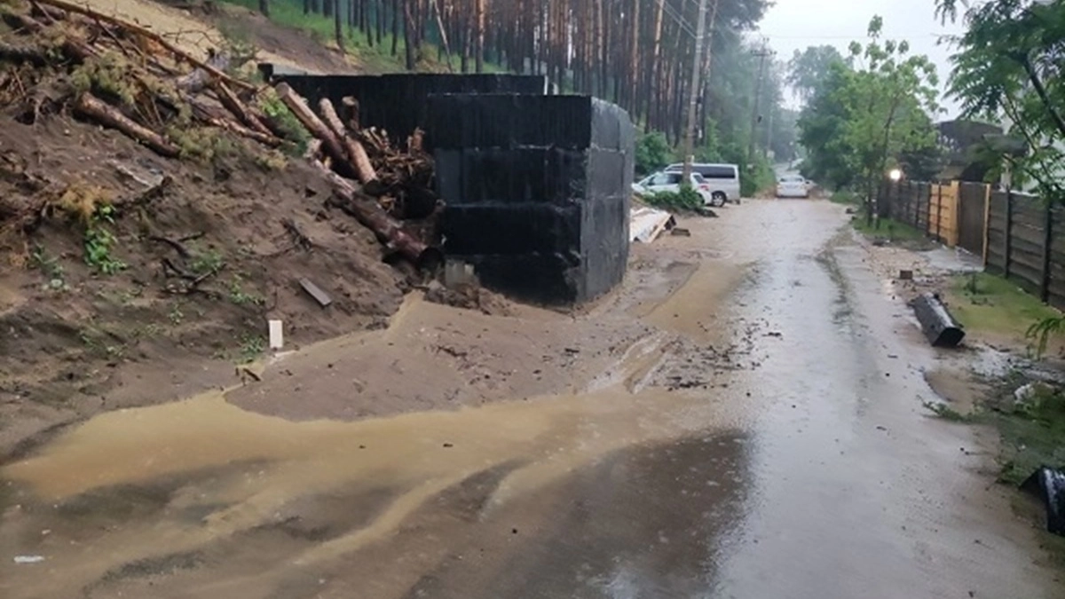 Сель засыпал песком дорогу в воронежском Ямном