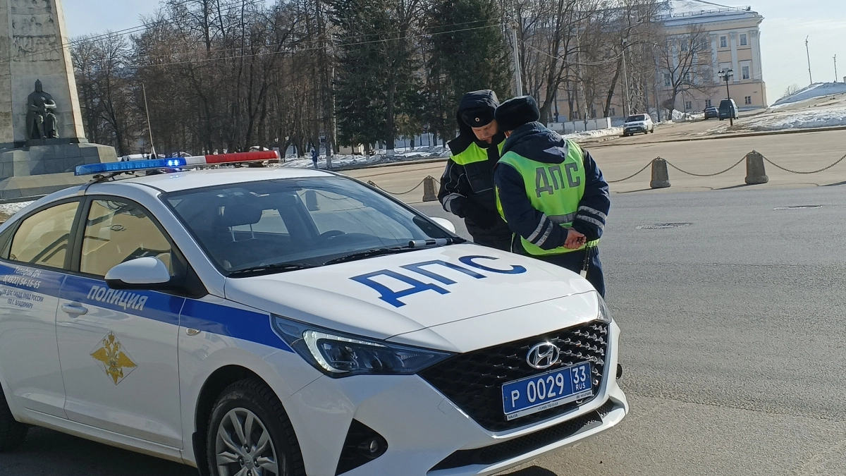 Остановка ДПС: когда можно и когда нельзя давать телефон инспектору