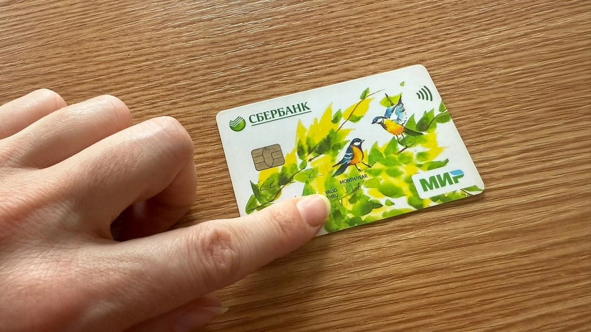 Россияне вновь бросились снимать деньги с карт и счетов: эксперты раскрыли, что происходит