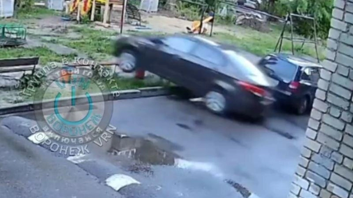 Подросток на иномарке снес карусель на детской площадке в Воронеже