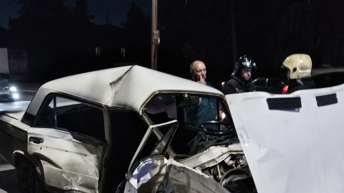 В Ленинском районе Воронежа столкнулись ВАЗ-2106 и Lexus: есть пострадавшие