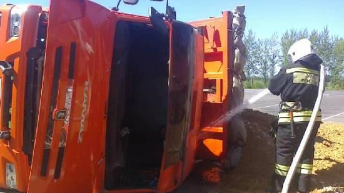 На въезде в село Костенки опрокинулся грузовик «Шахман» — есть пострадавший