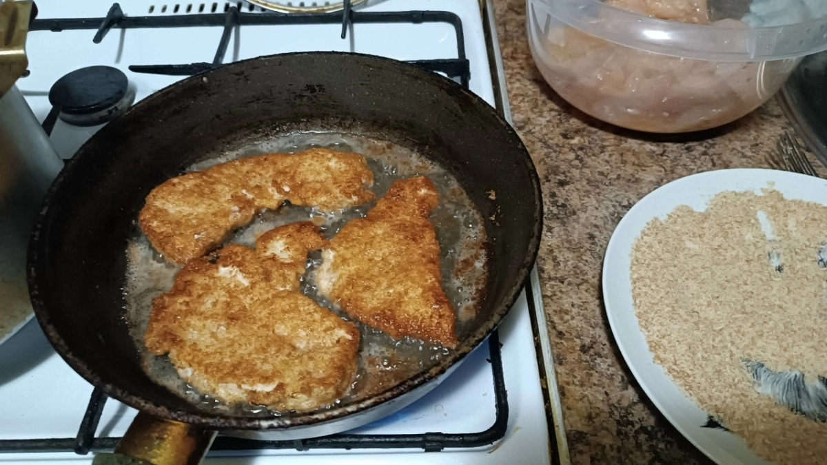 Сочные куриные отбивные, от которых все ахнут: секрет в луковом кляре — такая корочка, что пальчики оближешь