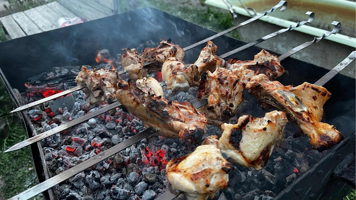 Мариную мясо всего за 30 минут: мой топ-4 маринадов для сочного и нежного шашлыка — теперь готовлю только так