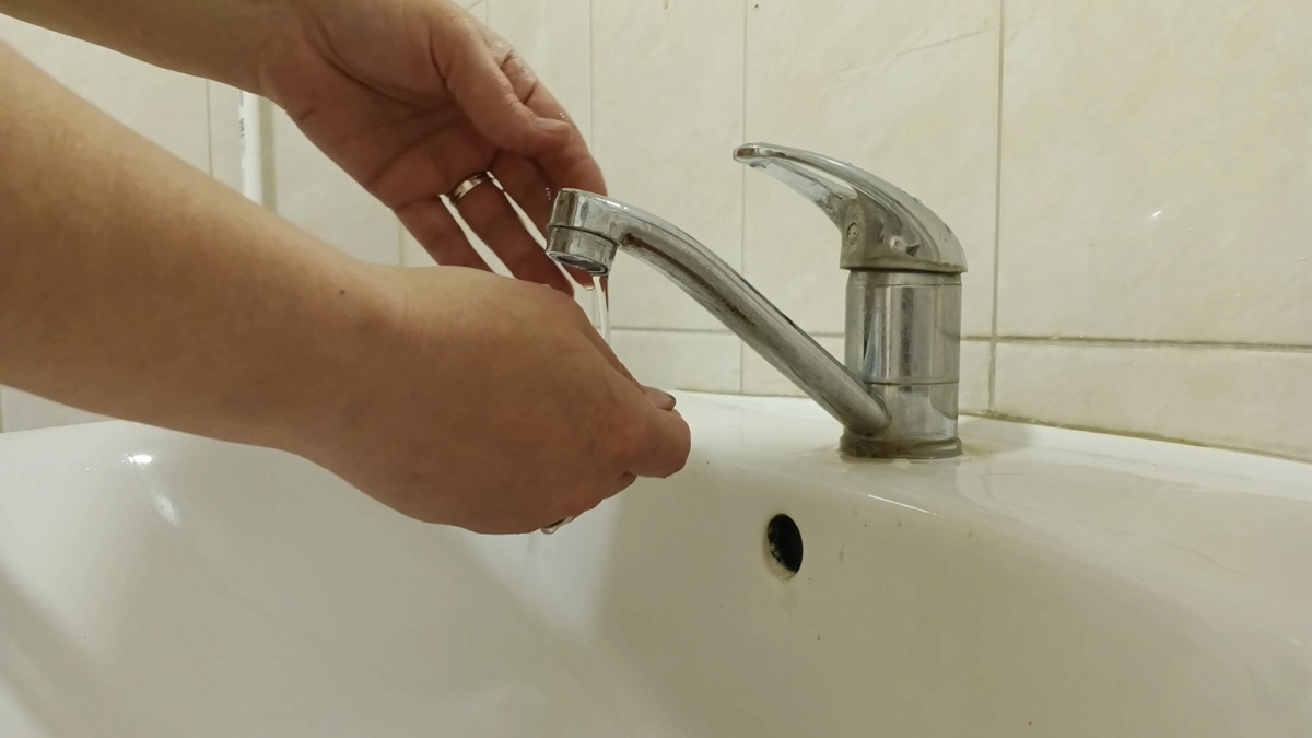 Воронежец переустроил водопровод и оставил соседей без горячей воды