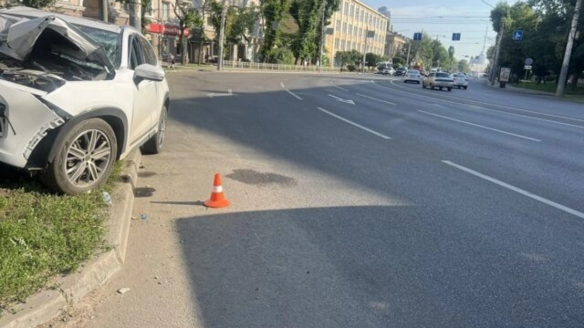 На Кольцовской в Воронеже иномарка влетела в столб и превратилась в груду металла