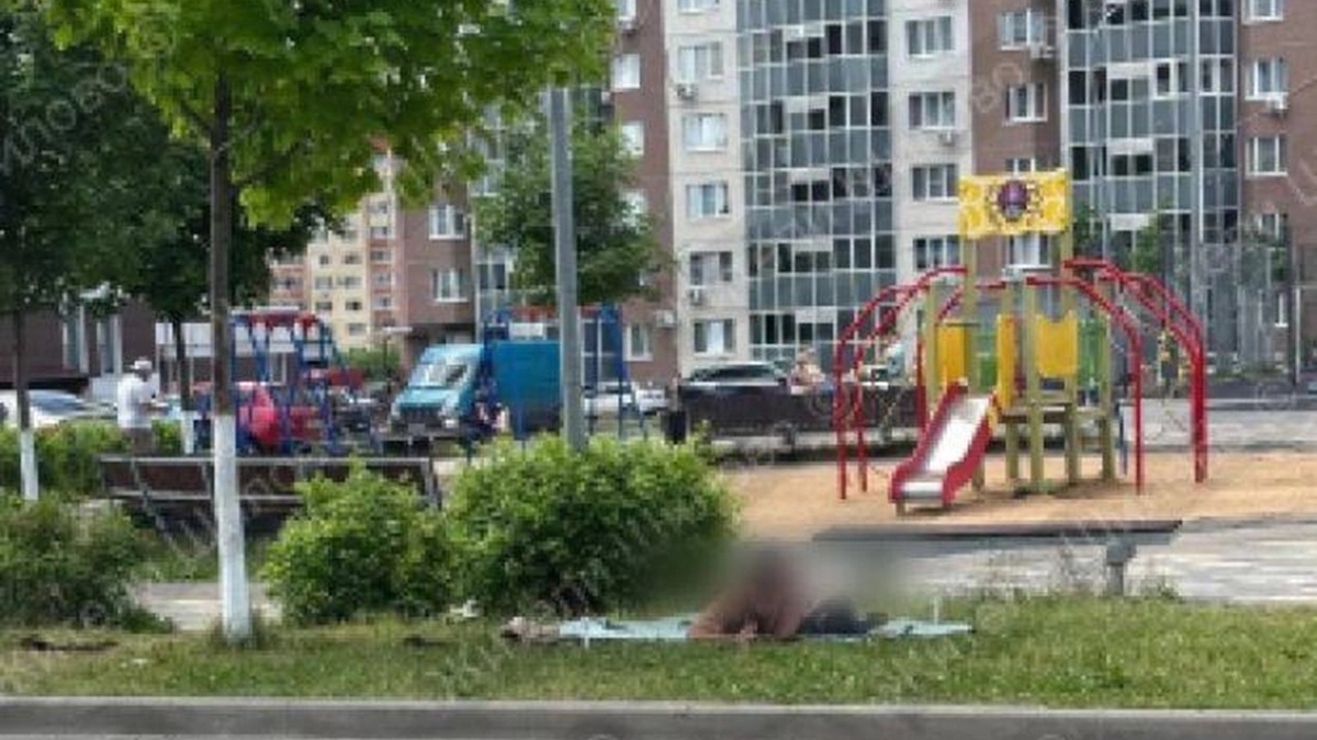 Пляж около детской площадки во дворе дома организовала жительница Воронежа