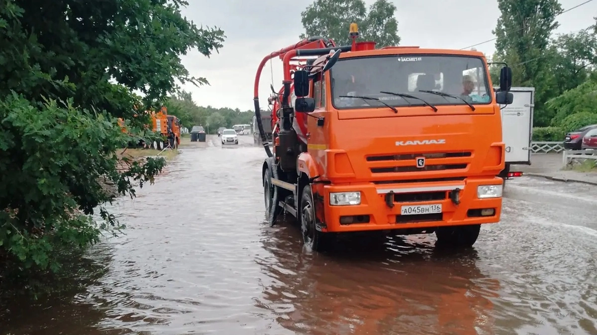 Воронежские дорожники начали откачку воды на улицах города