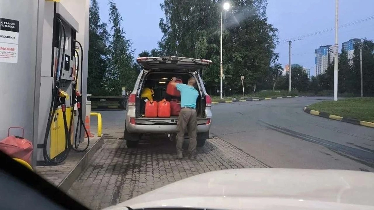 Не провоцировать панику на топливном рынке призвал воронежский депутат